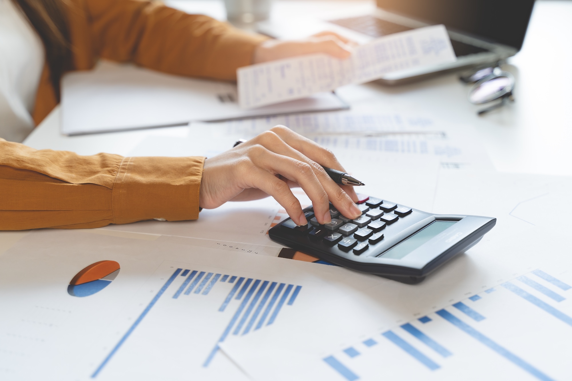 Person,Using,Calculator,Calculating,Tax,Refund,On,The,Table